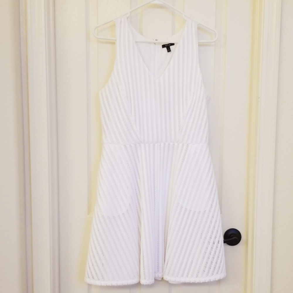 White Sleeveless Apt 9 Dress